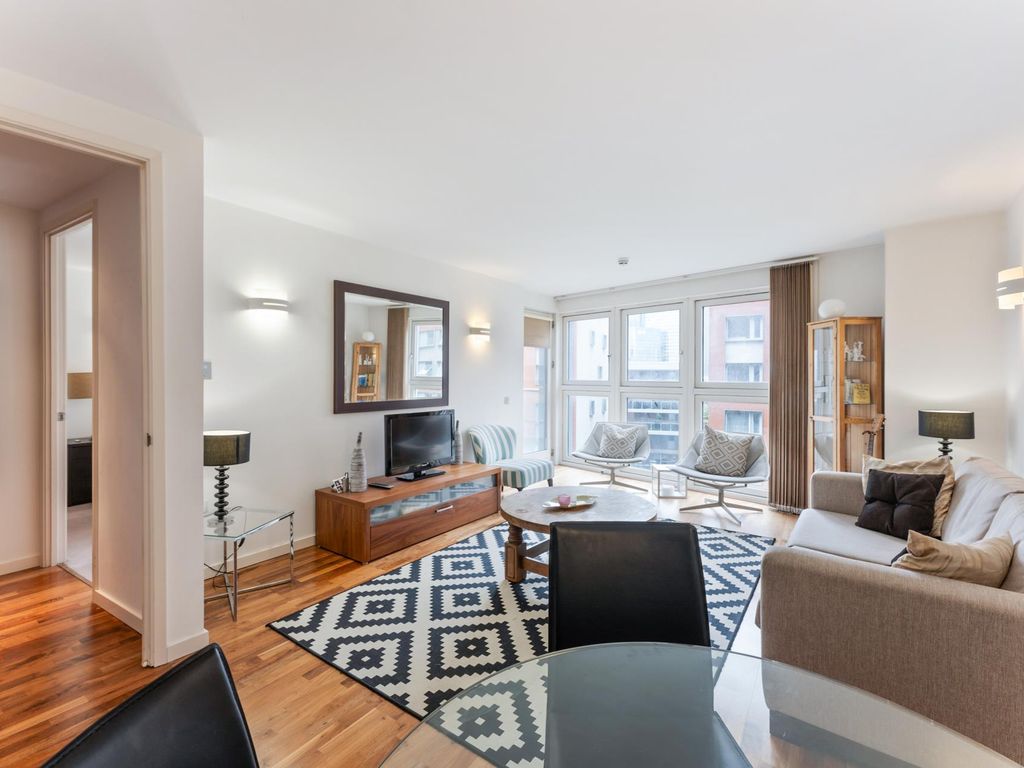 1 bed flat for sale in New Providence Wharf, London E14, £380,000