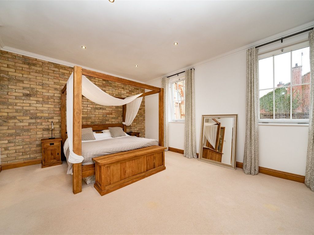 3 bed flat for sale in The Old Chapel, Ivinghoe, Buckinghamshire LU7, £535,000