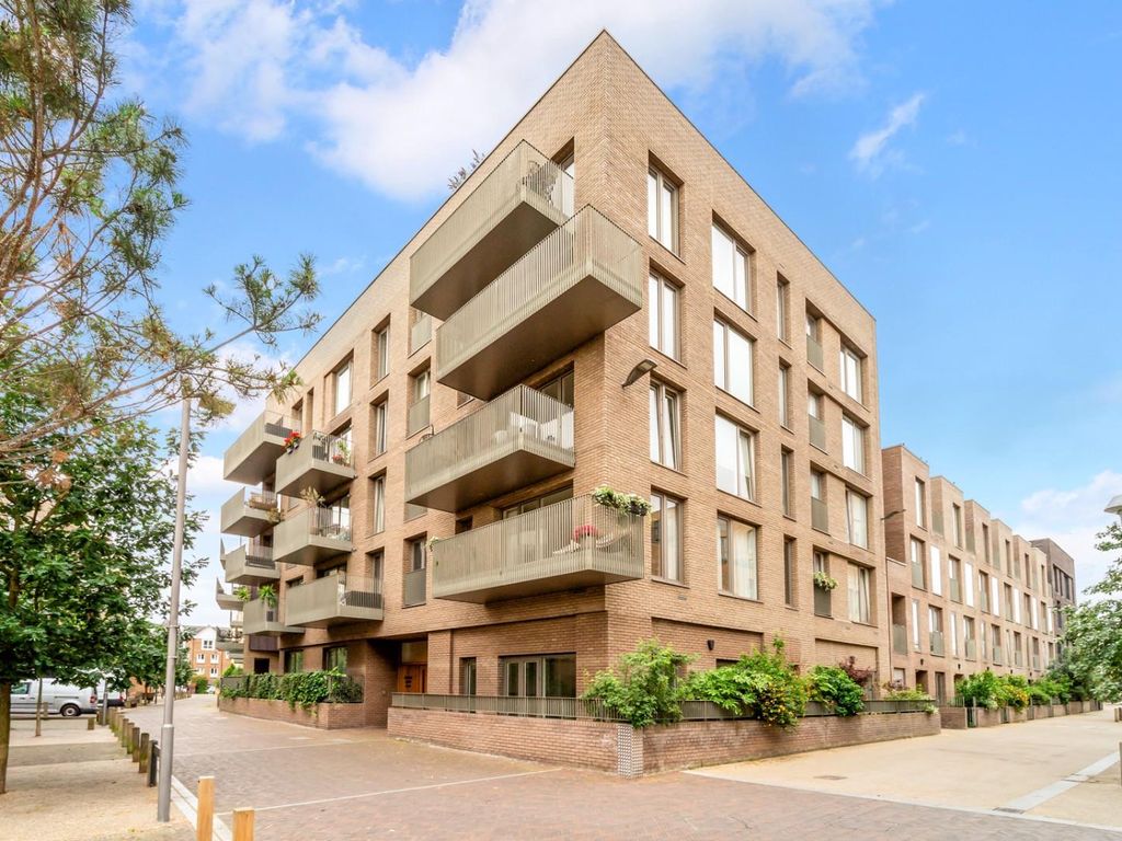 2 bed flat for sale in Durham Wharf Drive, Brentford TW8, £560,000