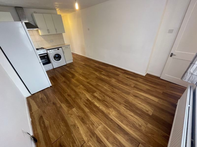 1 bed flat to rent in Buckingham Road, Canons Park, Edgware HA8, £1,500 pcm