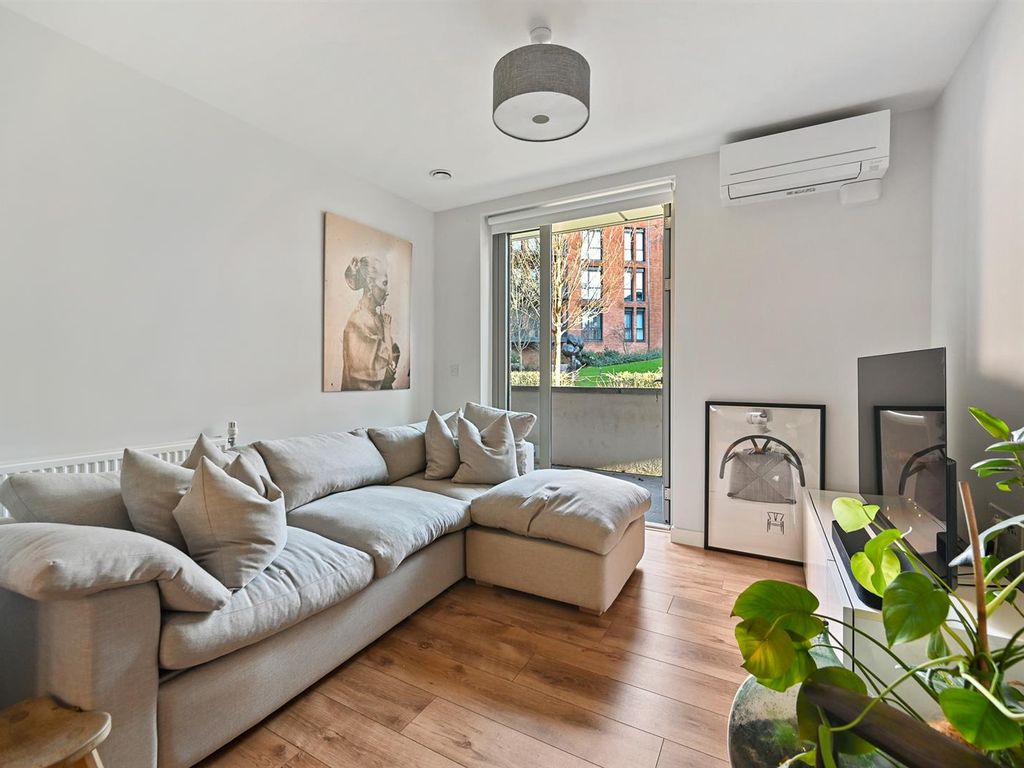 1 bed flat for sale in Finchley Road, Hampstead, London NW3, £585,000