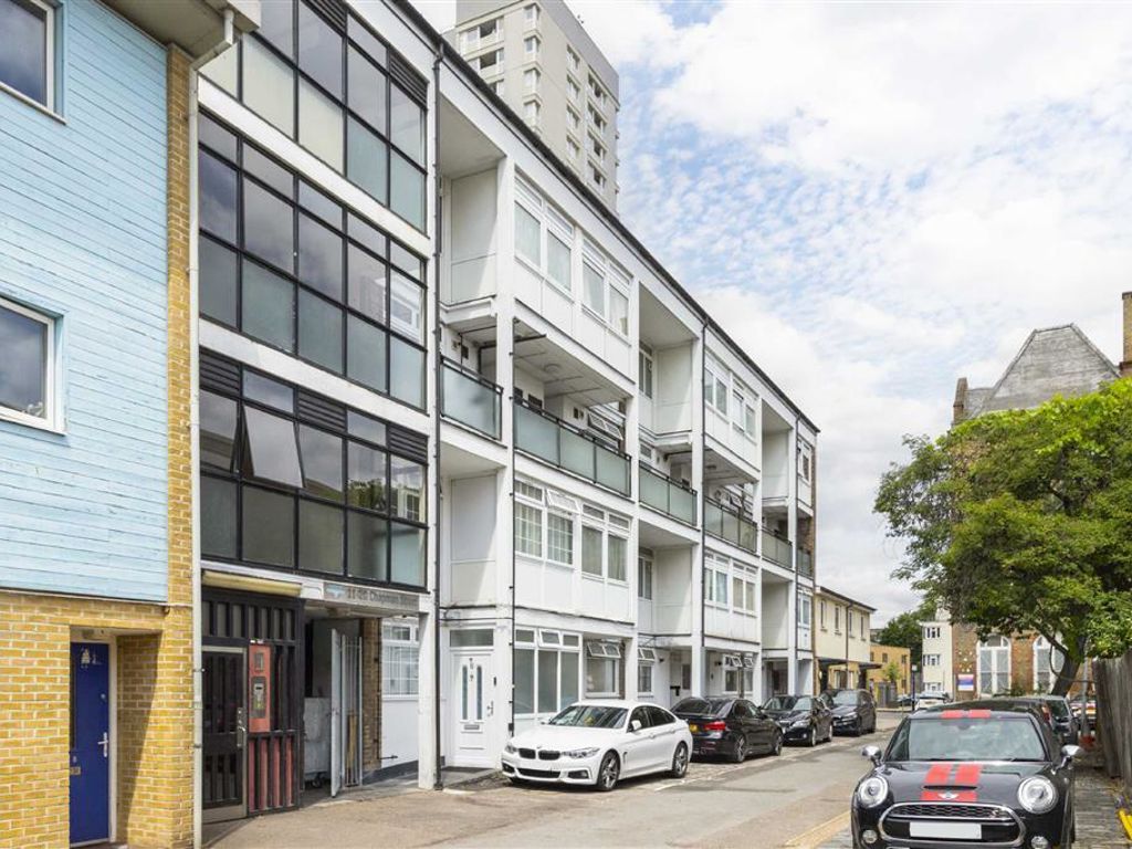 3 bed flat for sale in Chapman Street, London E1, £350,000