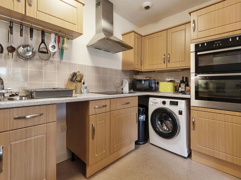 2 bed flat for sale in Elmside Walk, Hitchin SG5, £350,000