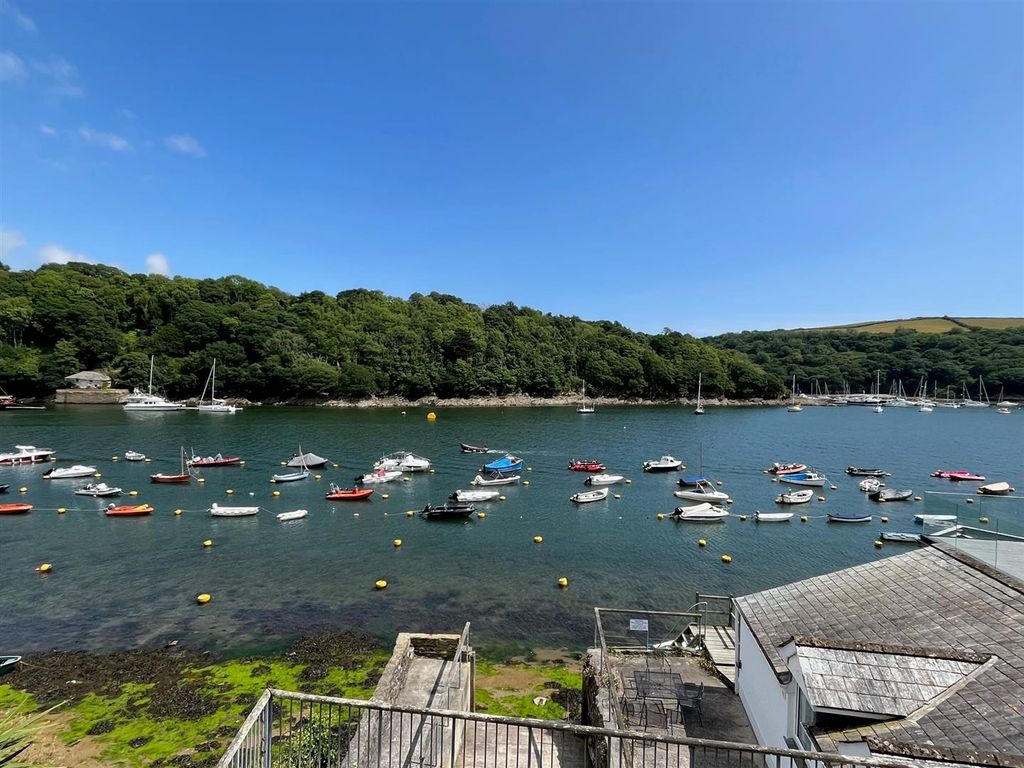 2 bed flat for sale in North Street, Fowey PL23, £725,000