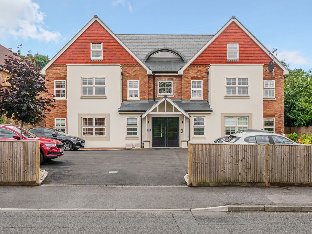 2 bed flat for sale in Church Road, Bookham KT23, £425,000