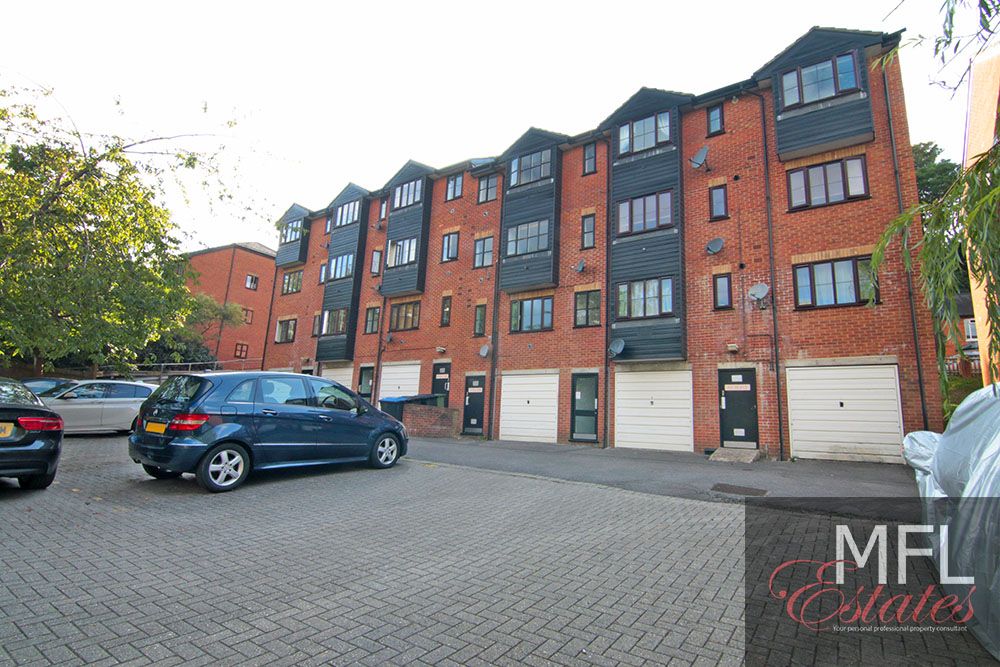 1 bed flat to rent in Garlands Road, Redhill RH1, £1,350 pcm