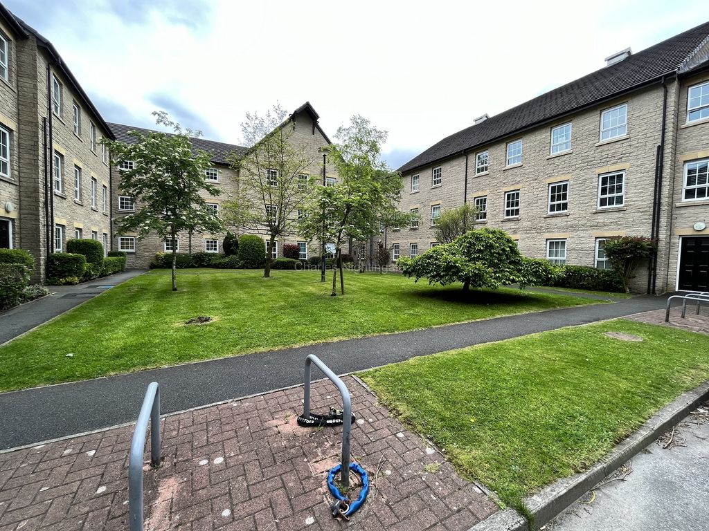 2 bed flat to rent in Gale Close, Littleborough, Lancashire. OL15, £650 pcm