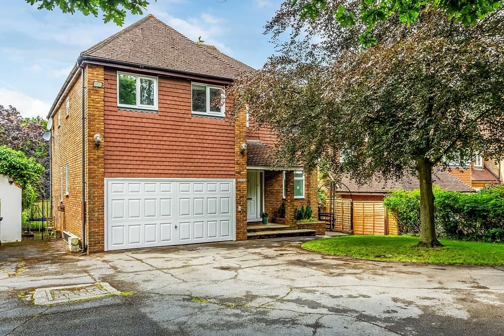 4 bed detached house for sale in Oxshott Road, Leatherhead KT22, £995,000