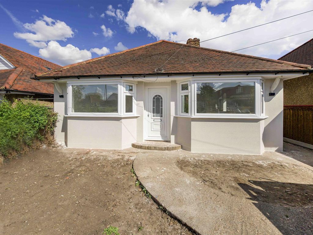 3 bed detached bungalow for sale in St. Andrews Crescent, Windsor SL4, £685,000
