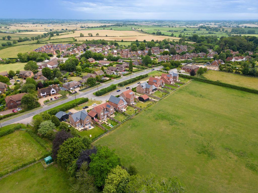 4 bed detached house for sale in Oving Road, Whitchurch, Aylesbury HP22, £685,000