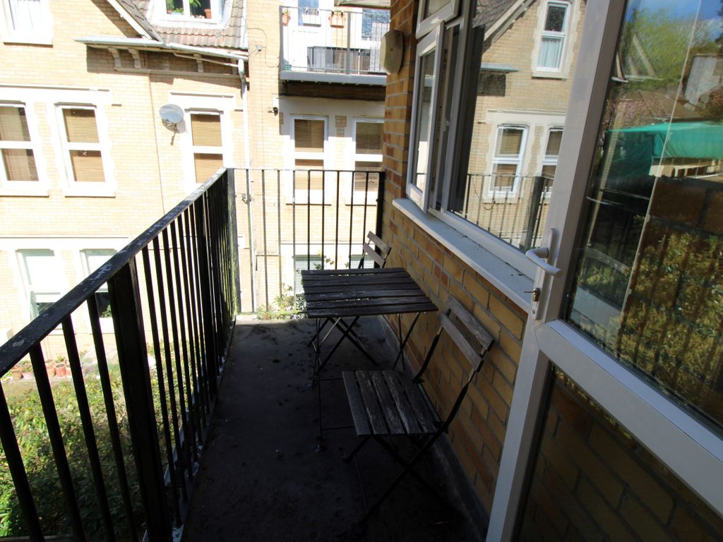 2 bed flat to rent in Surrey Road, Bournemouth BH4, £1,100 pcm