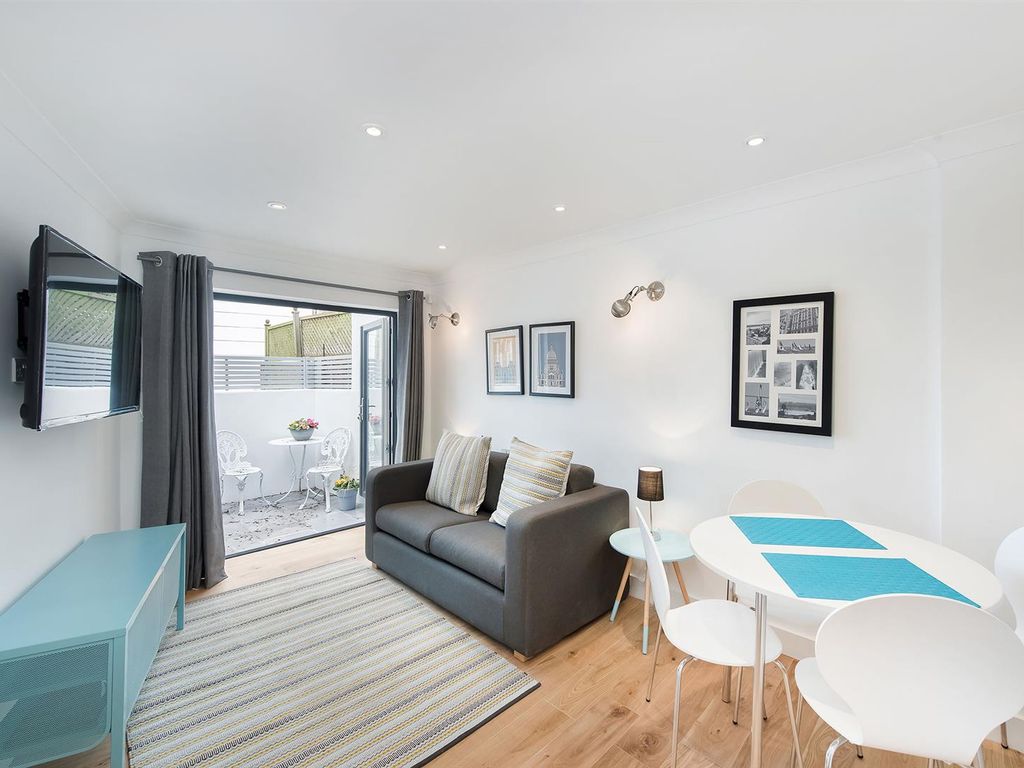 1 bed flat for sale in Moore Park Road, Fulham SW6, £500,000