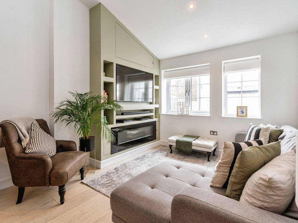 2 bed flat for sale in Hutton Grove, London N12, £490,000