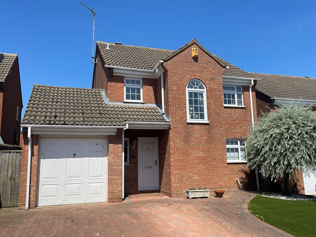3 bed detached house for sale in Badgers Way, Buckingham MK18, £449,950