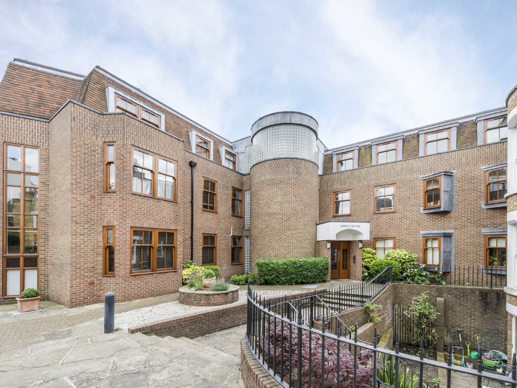 2 bed flat for sale in Lower Square, Isleworth TW7, £649,950