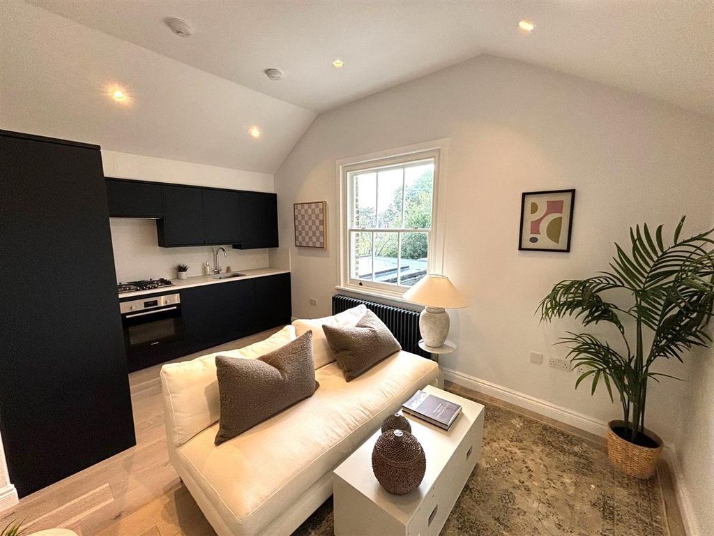 1 bed flat for sale in Corfton Road, Ealing W5, £420,000