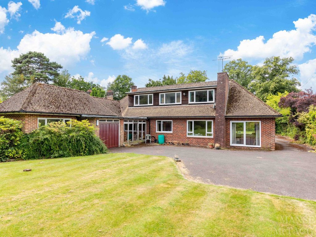 4 bed detached house for sale in Balcombe Road, Crawley RH10, £500,000