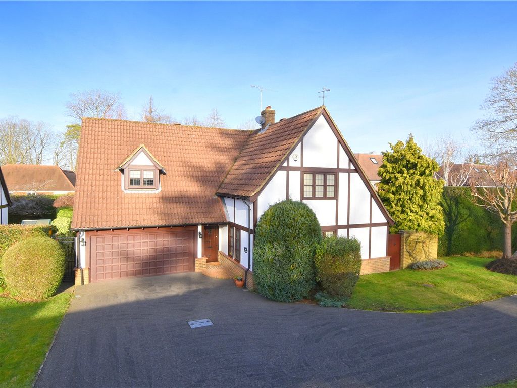 4 bed detached house for sale in Sycamore Close, Fetcham KT22, £1,095,000