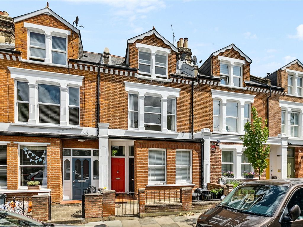 2 bed maisonette for sale in Barmouth Road, London SW18, £550,000
