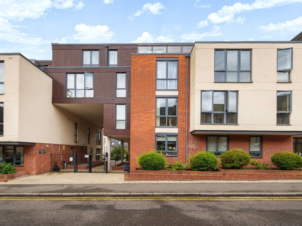 3 bed flat for sale in Guildford, Surrey GU1, £450,000