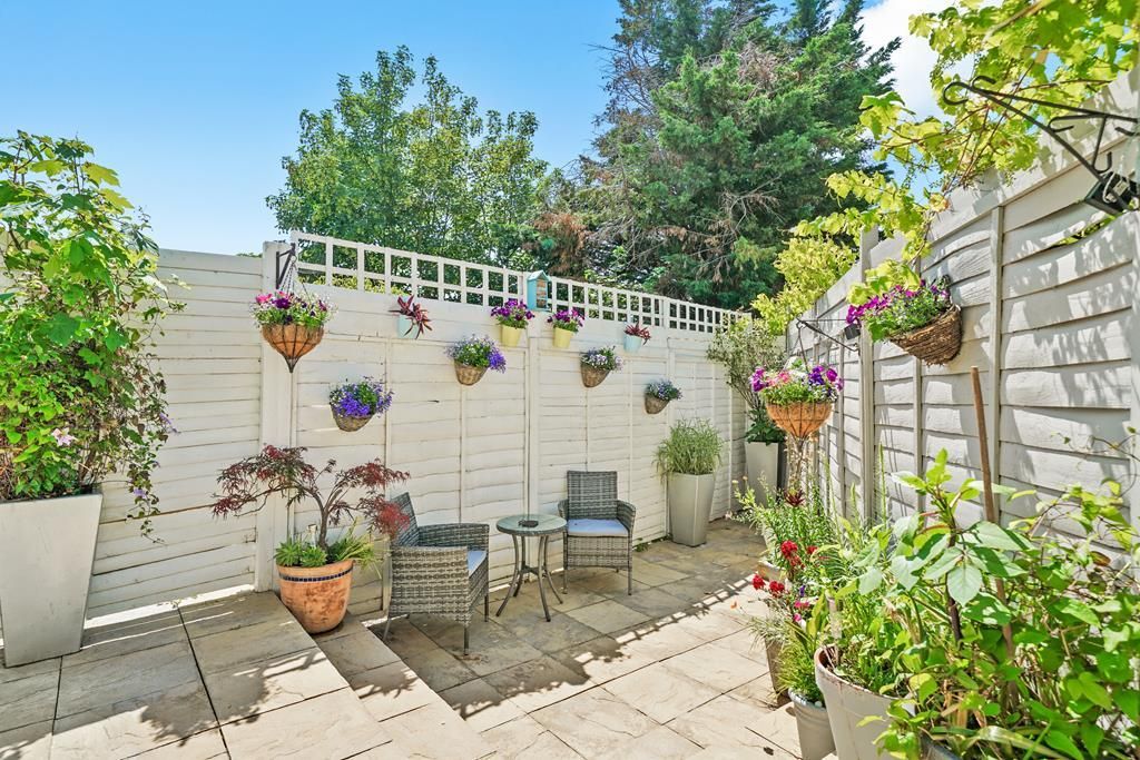 2 bed flat for sale in Park Road, London NW4, £450,000