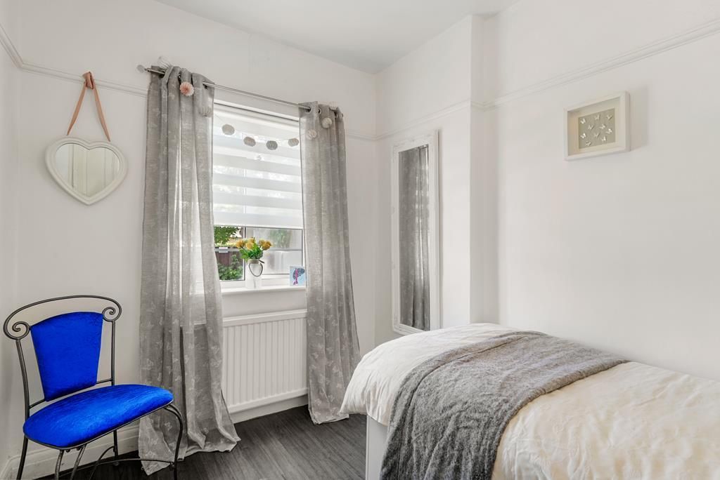 2 bed flat for sale in Park Road, London NW4, £450,000