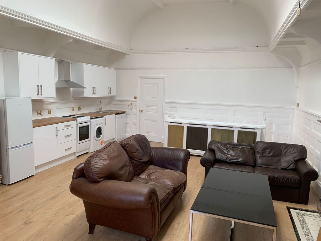 1 bed flat to rent in Wood Lane, Heath Lodge Wood Lane SL0, £1,200 pcm