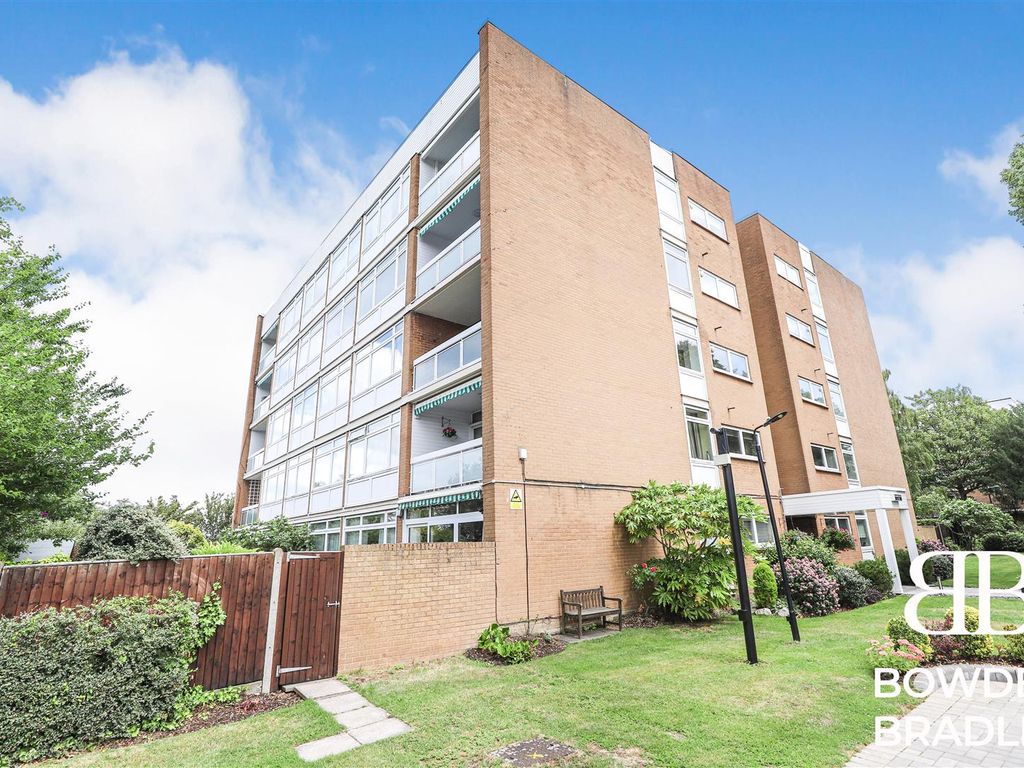 3 bed flat for sale in The Bowls, Chigwell IG7, £500,000