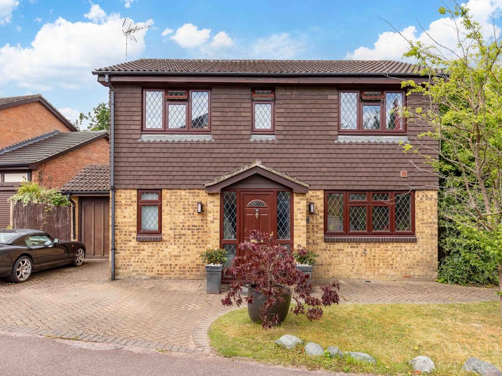 5 bed detached house for sale in Selbourne Close, Crawley RH10, £600,000
