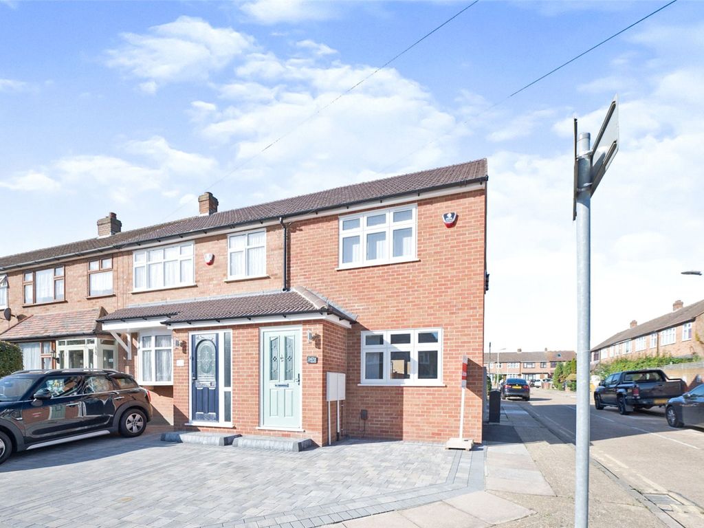 2 bed end terrace house for sale in Cross Road, Mawneys, Romford RM7, £360,000