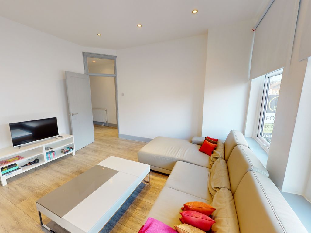 3 bed flat for sale in Granville Road, London N22, £389,500
