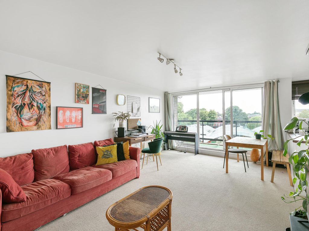 2 bed flat for sale in Petersham Road, Richmond, Surrey TW10, £635,000