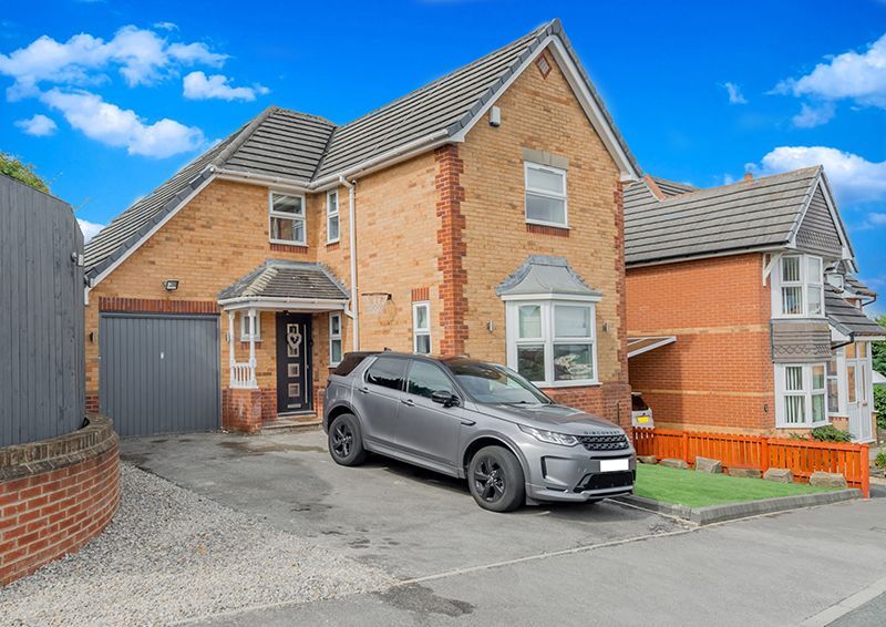 4 bed detached house for sale in Near Crook, Thackley, Bradford BD10, £399,950