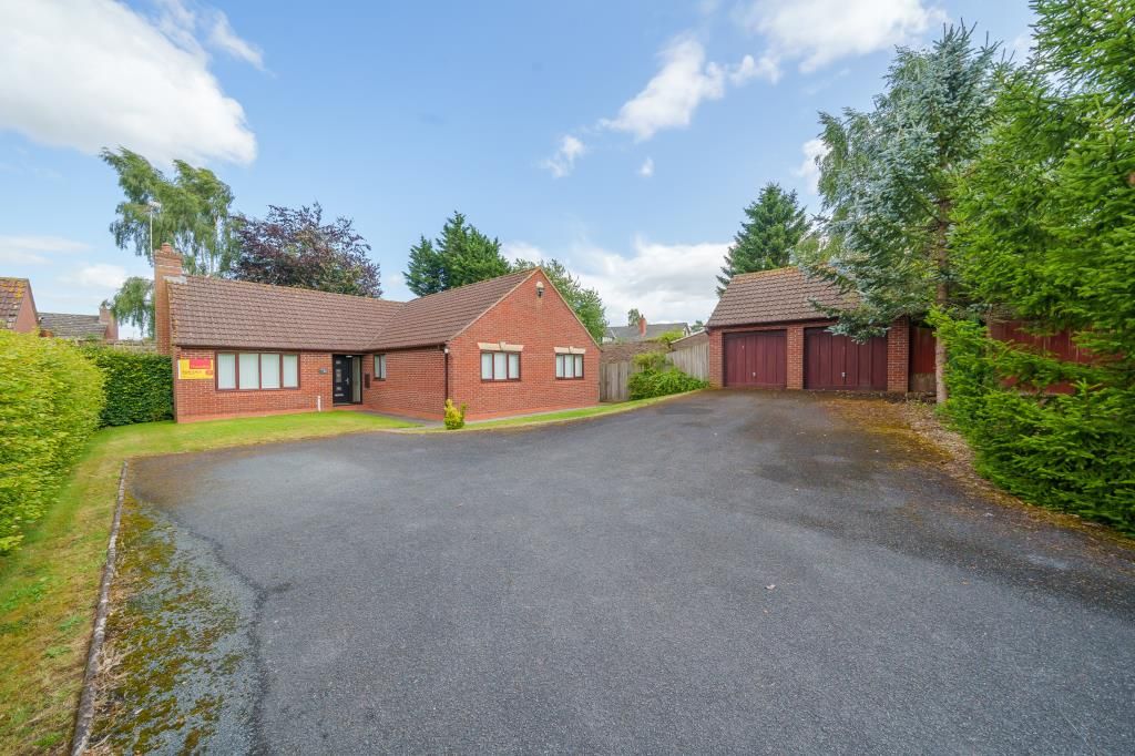 3 bed detached bungalow for sale in Pool Meadow, Much Dewchurch, Hereford HR2, £450,000
