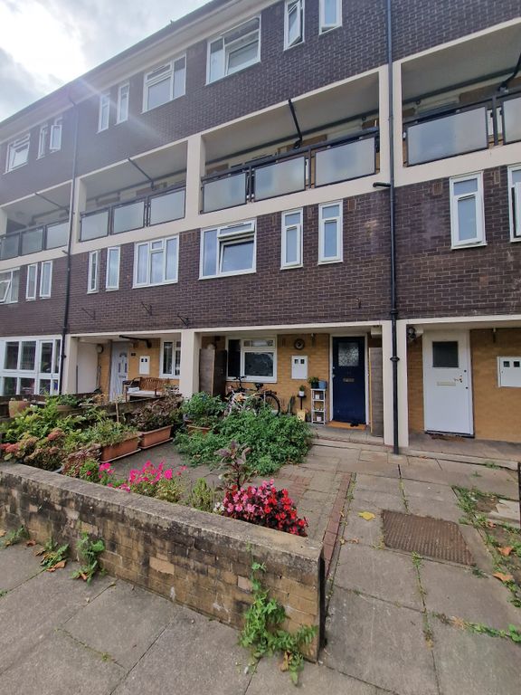 2 bed maisonette for sale in Lawrence Close, London E3, £370,000