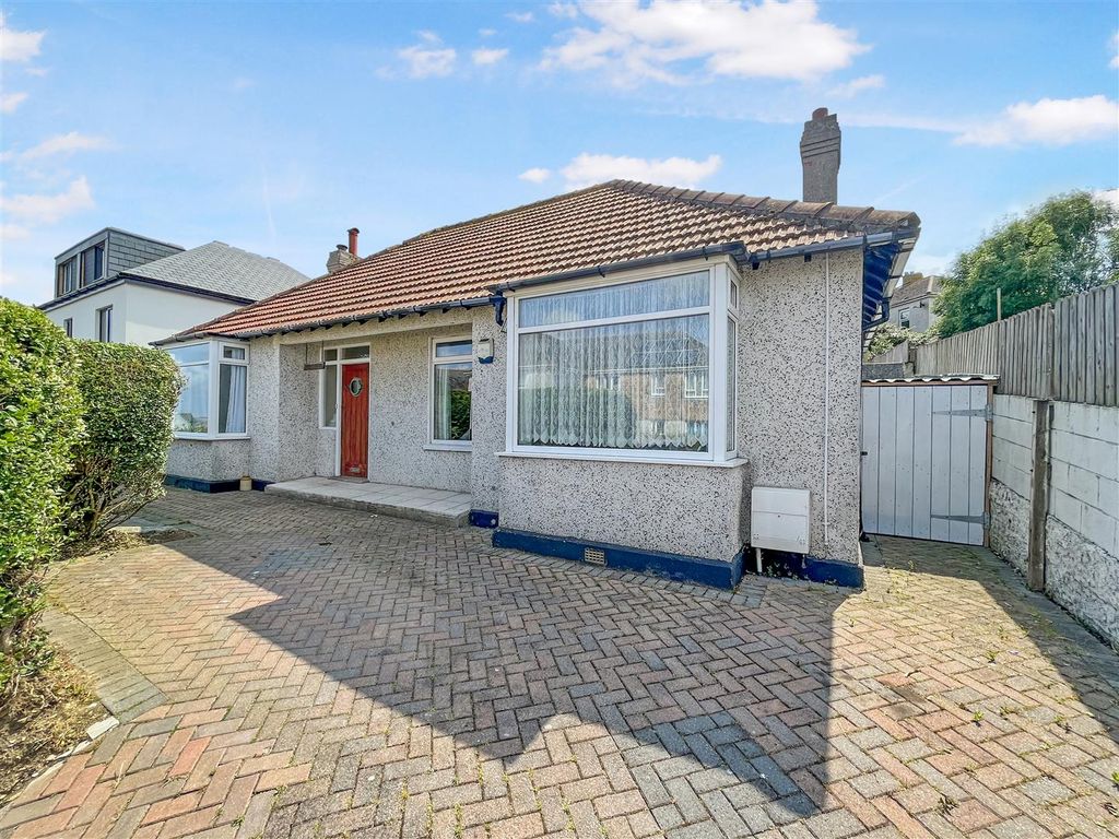 3 bed detached bungalow for sale in Meadowbank Road, Falmouth TR11, £350,000