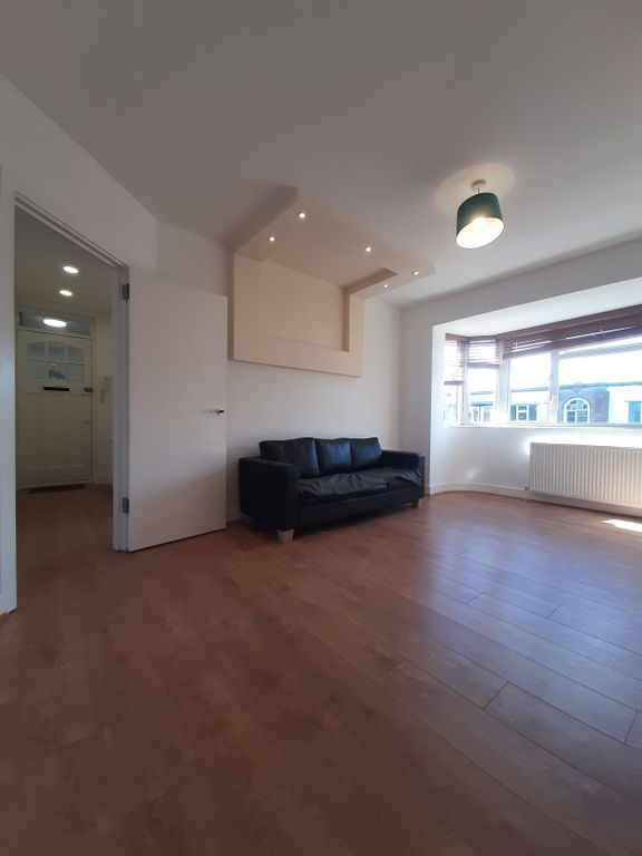 2 bed flat to rent in Danes Gate, Harrow HA1, £1,550 pcm