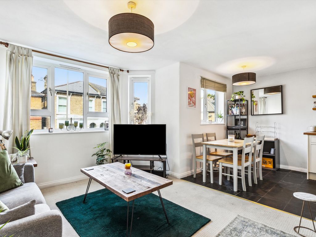 2 bed flat for sale in St. James's Drive, London SW12, £525,000