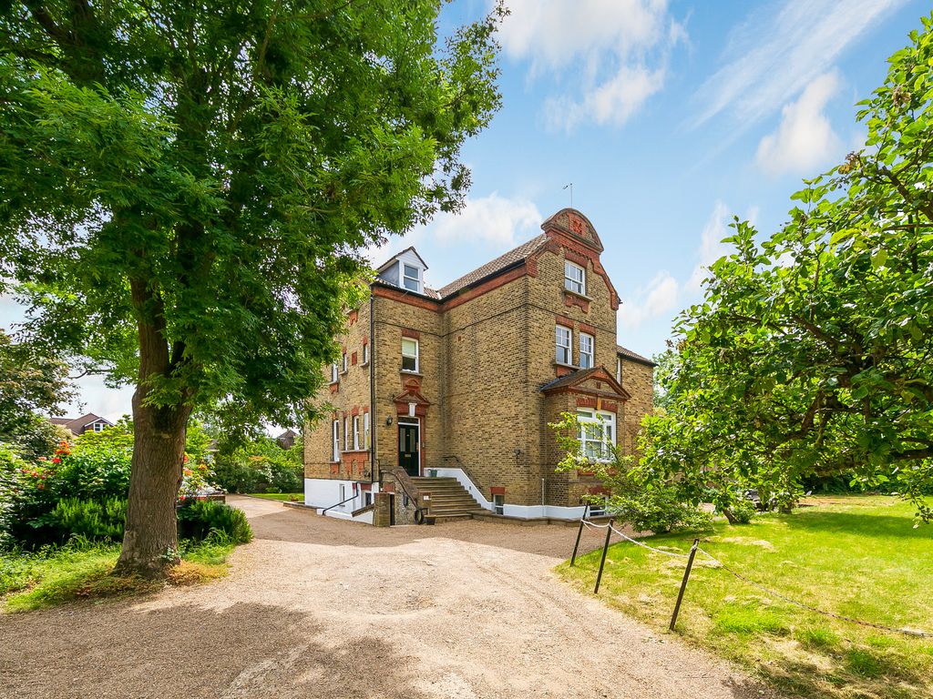 2 bed flat for sale in Kings Road, Richmond TW10, £530,000