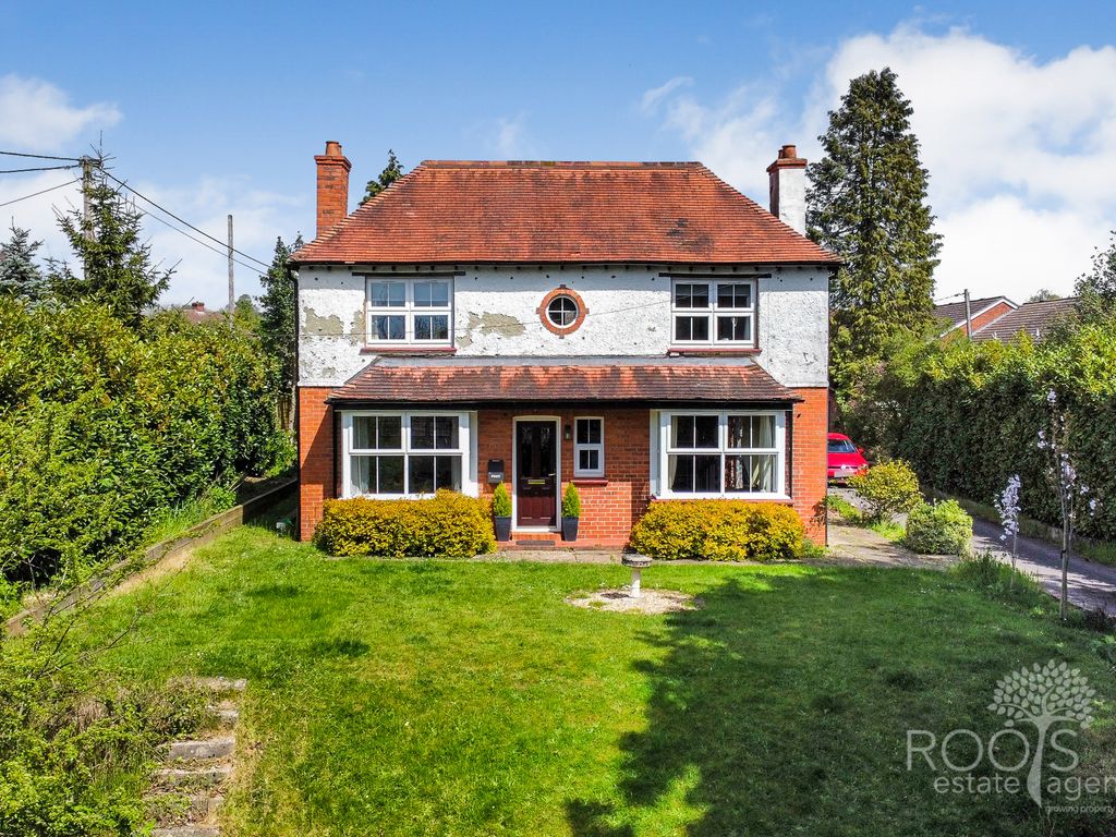 4 bed detached house for sale in Lower Way, Thatcham, West Berkshire RG19, £695,000