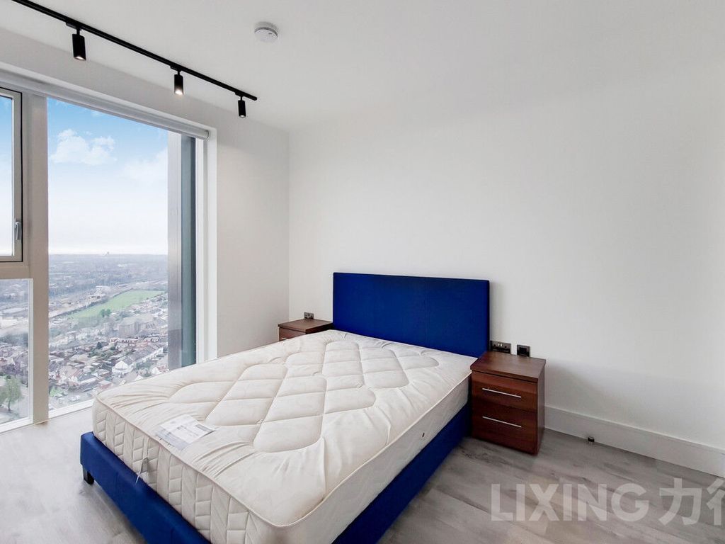 2 bed flat for sale in Portal Way, London W3, £780,000