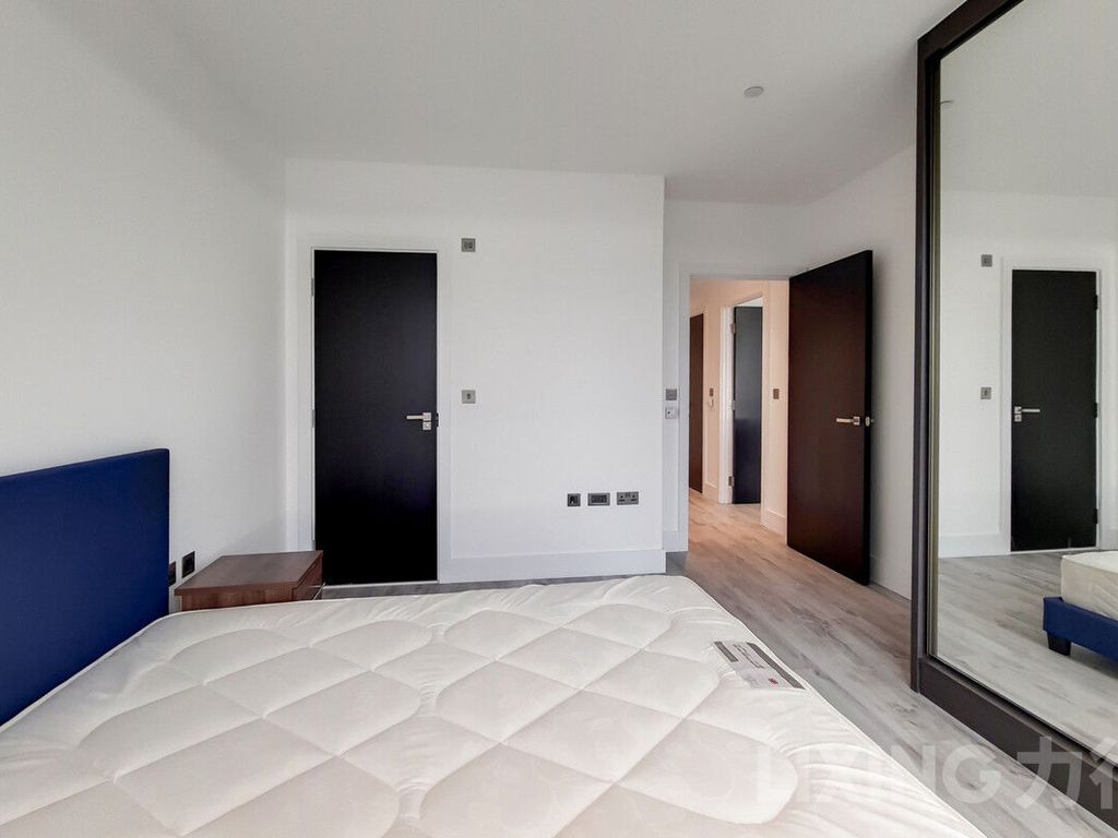 2 bed flat for sale in Portal Way, London W3, £780,000