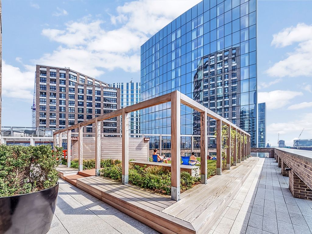 3 bed flat for sale in Wiverton Tower, Aldgate Place, Aldgate E1, £995,950