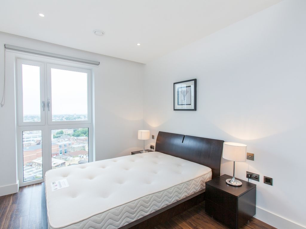 3 bed flat for sale in Wiverton Tower, Aldgate Place, Aldgate E1, £995,950