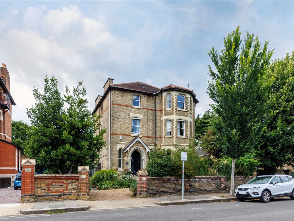 2 bed flat for sale in Colinette Road, London SW15, £725,000