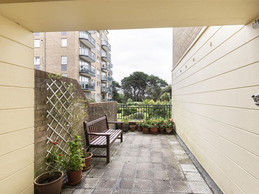 2 bed flat for sale in Manor Road, Bournemouth BH1, £318,000