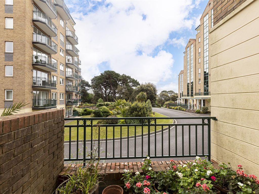 2 bed flat for sale in Manor Road, Bournemouth BH1, £318,000