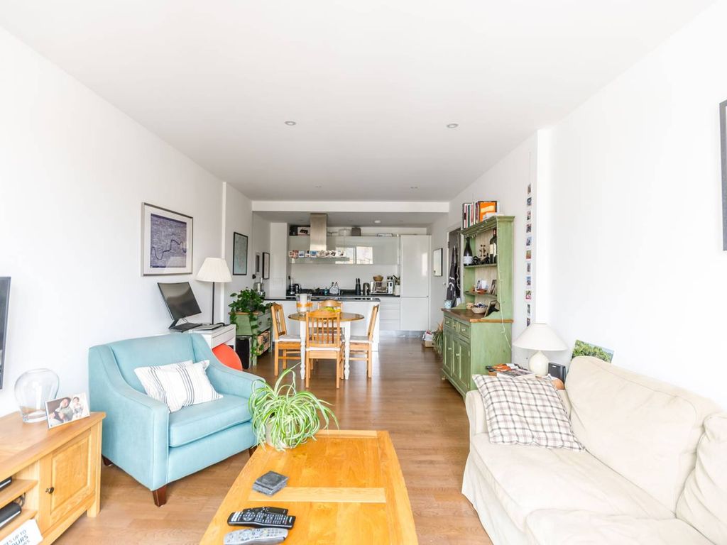2 bed flat to rent in Alexandra Avenue, Battersea Park, London SW11, £5,000 pcm