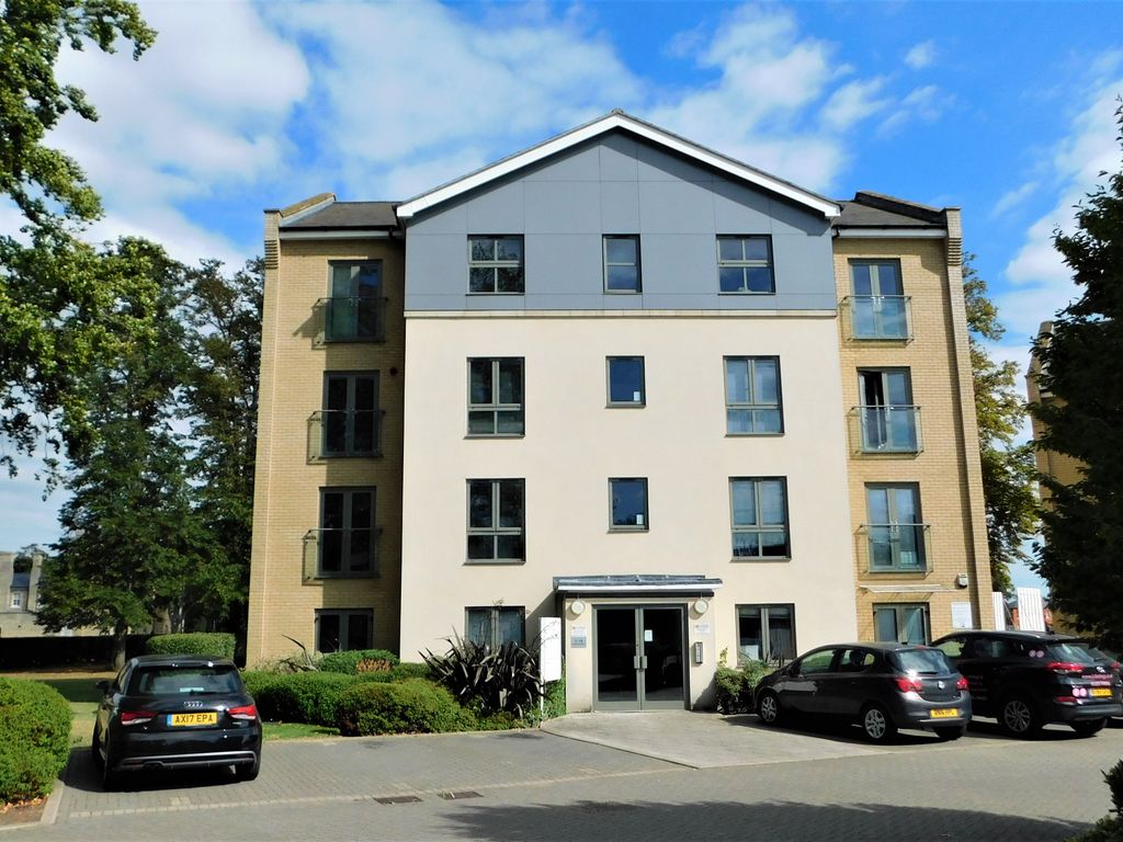 2 bed flat to rent in Circular Road East, Colchester CO2, £950 pcm