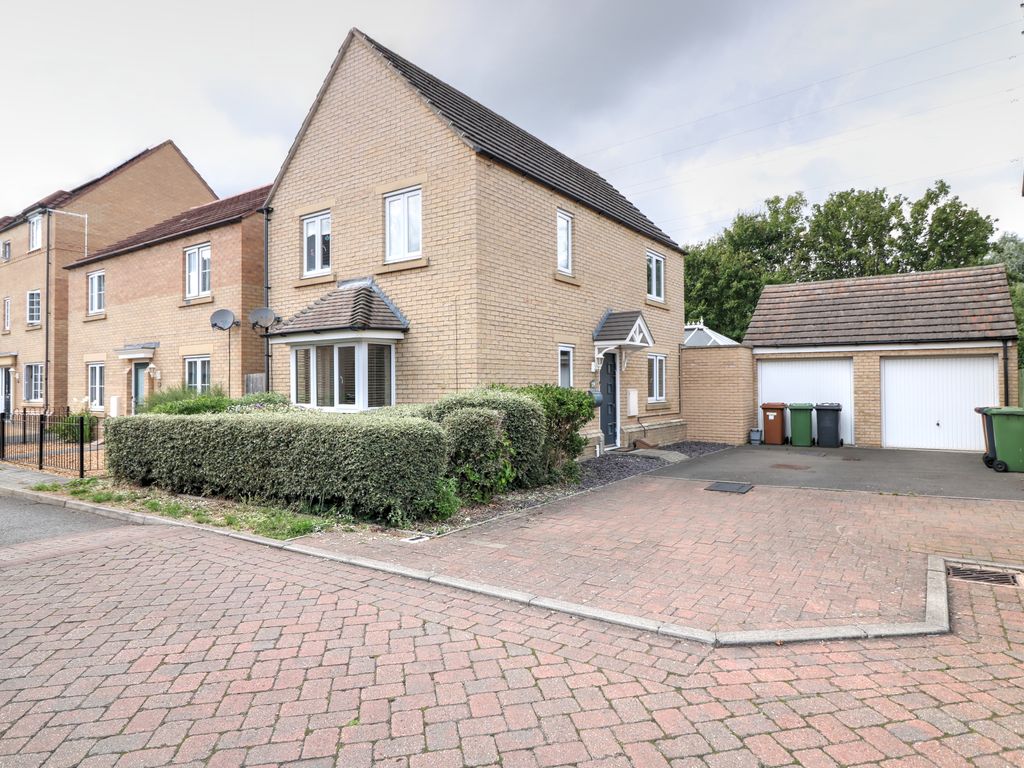 4 bed detached house for sale in Baldwin Drive, Peterborough PE2, £325,000